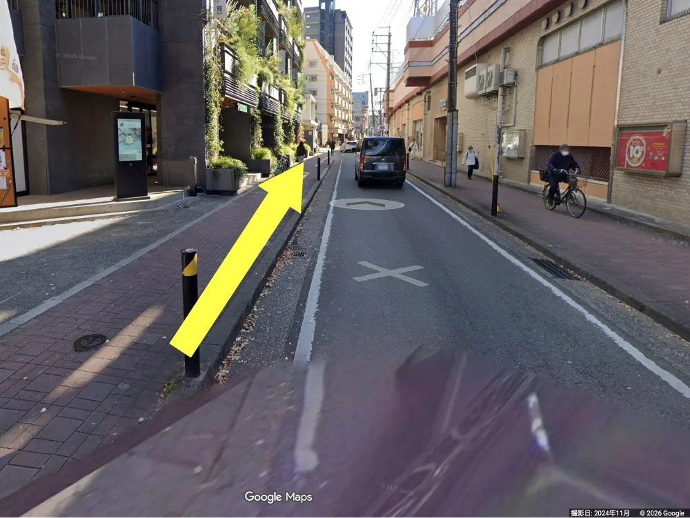 線路沿いの道を、3分ほどまっすぐ歩きます。