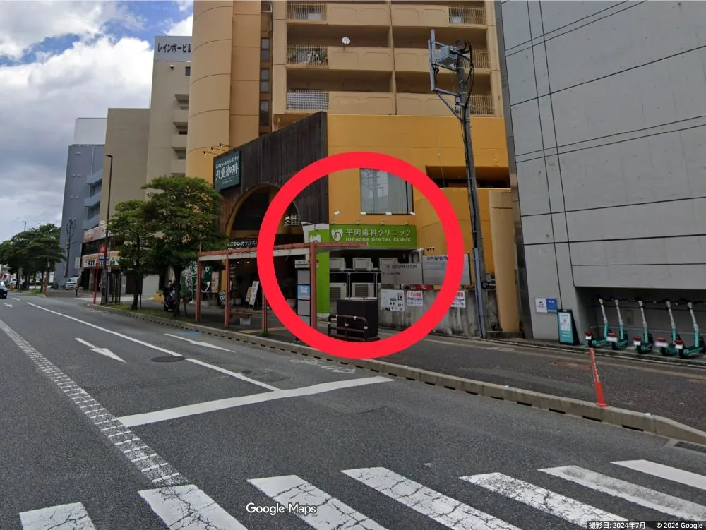 ご到着です。受付にお名前をお伝えください。
