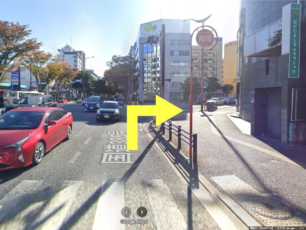 この信号（九大大橋キャンパス入口）を右折します。