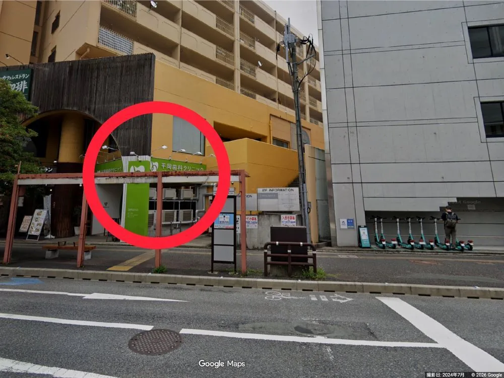 左手に黄緑色の外観の当院が見えます。