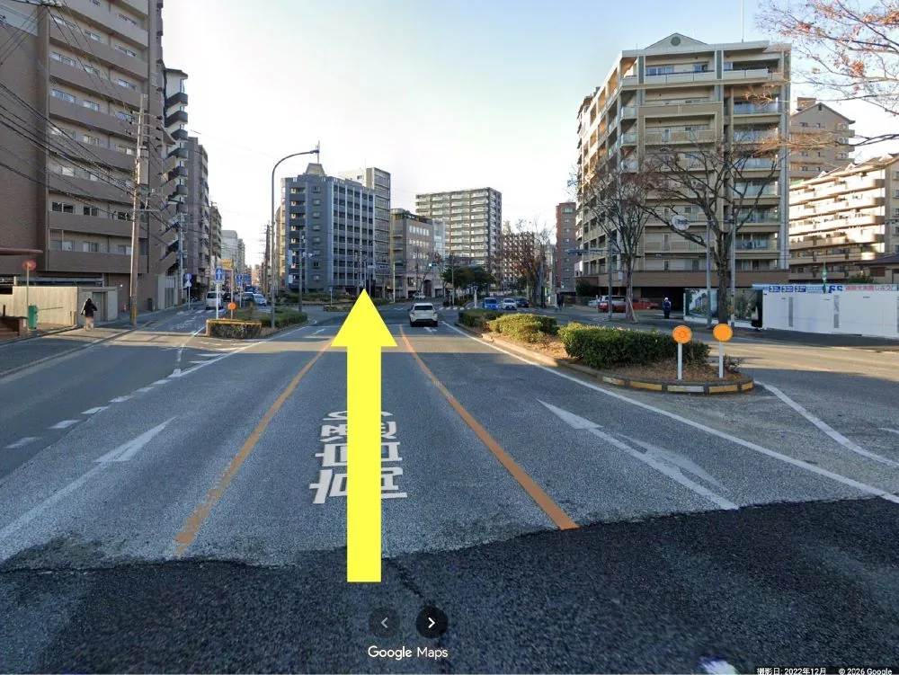 中央分離帯のある交差点を直進します。