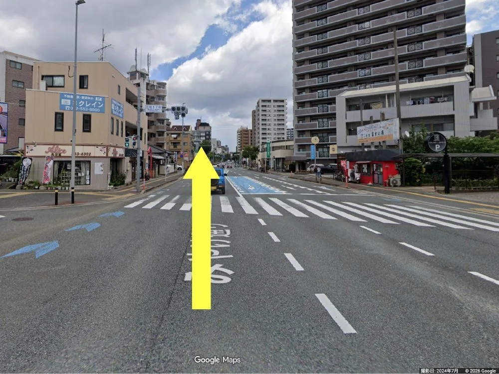 大橋交差点を直進します。