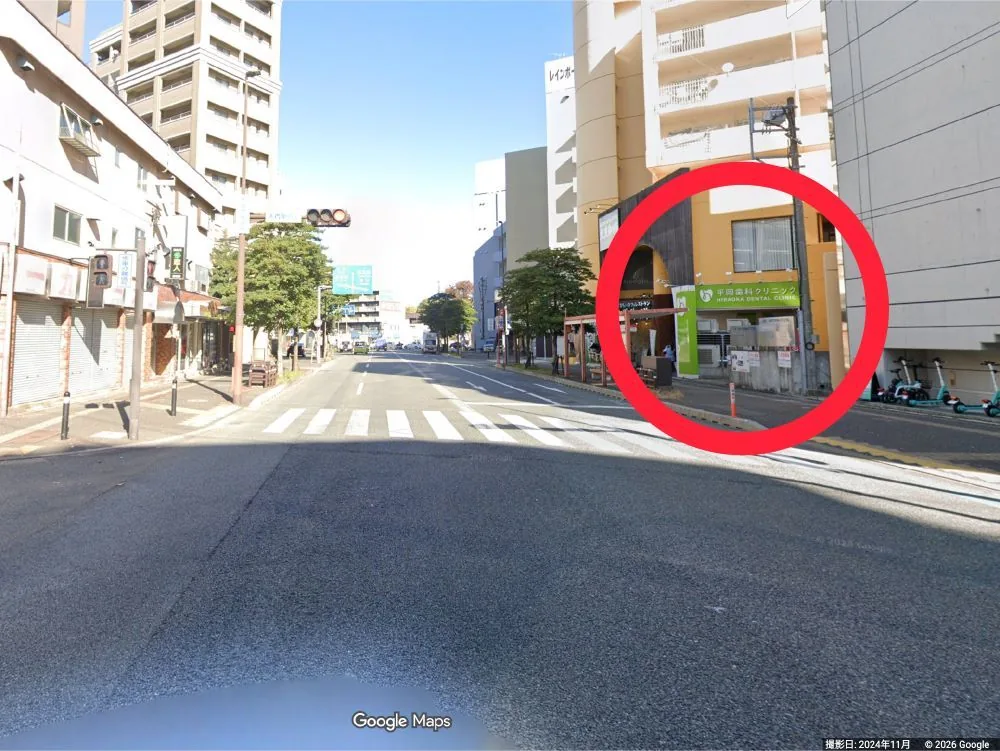 次の信号の右手に、当院が見えます。