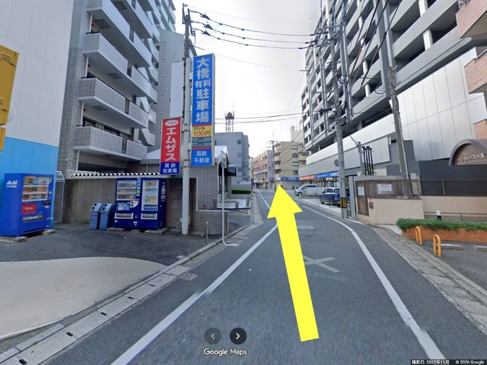 大橋有料駐車場を出て、まっすぐ進みます。