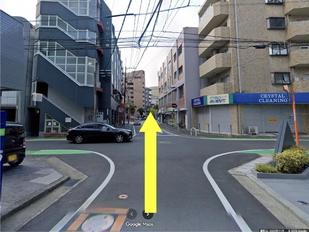 交差点を直進します。