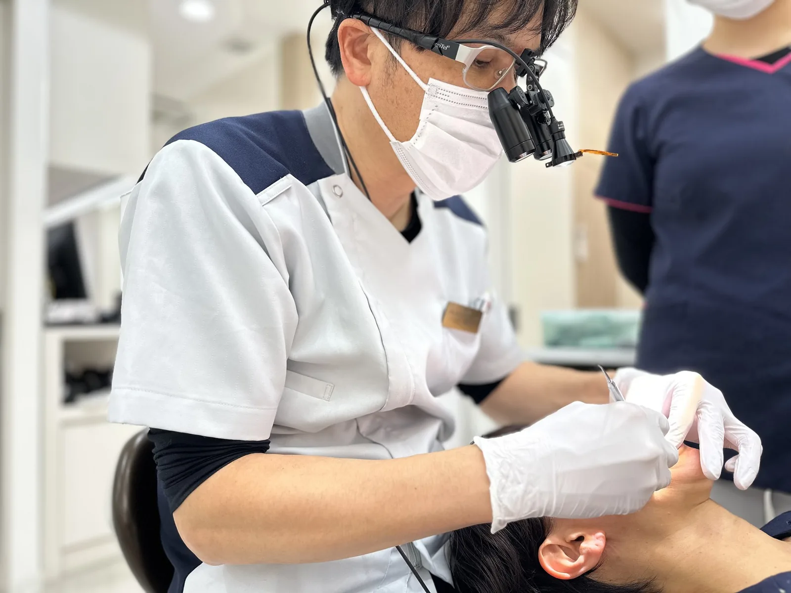 歯科医師による治療の様子