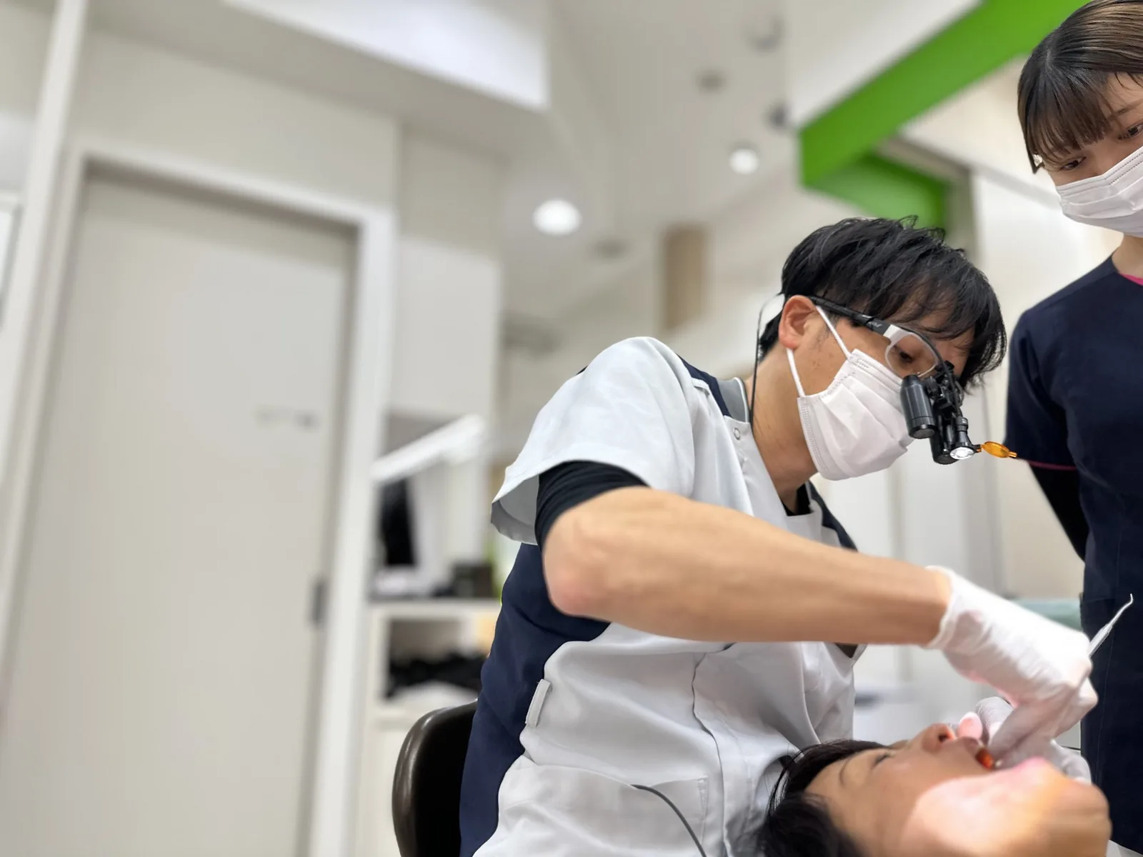 拡大鏡を用いた丁寧な治療
